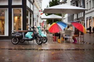 バイクと傘を刺して座っている人の画像